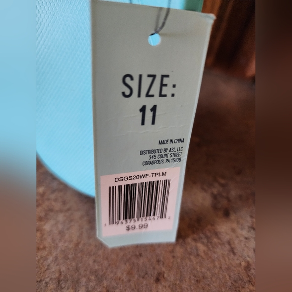 NEW DSG (Dick's Sporting Goods) Women's Size 11. Light Blue Floral Straps. NWT - Picture 2 of 4